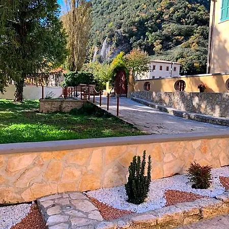 بيت ضيافة Il Giardino Sul Fiume Nera